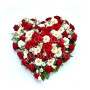 cuore-di-rose-rosse-e-fiori-bianchi