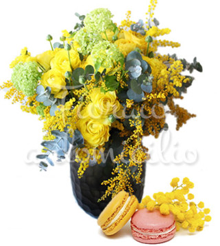 bouquet-di-mimose-e-rose-con-macaron